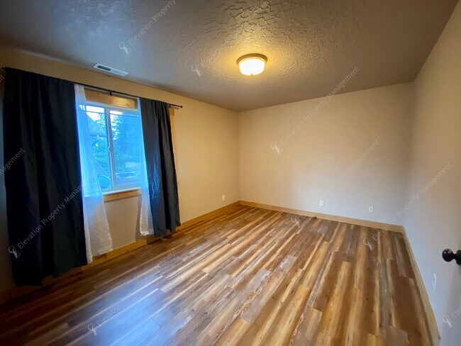 Building Photo - Dual-Level 3 BR - 2.5 BA Haven in Central Bend
