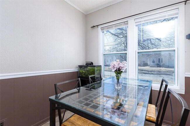 Building Photo - 5-Bedroom, 2-Bath Rental Home in Urbandale...