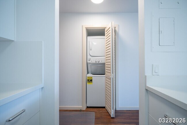 Building Photo - Convenient Honolulu Living – 1 Bedroom with Stunning Views!