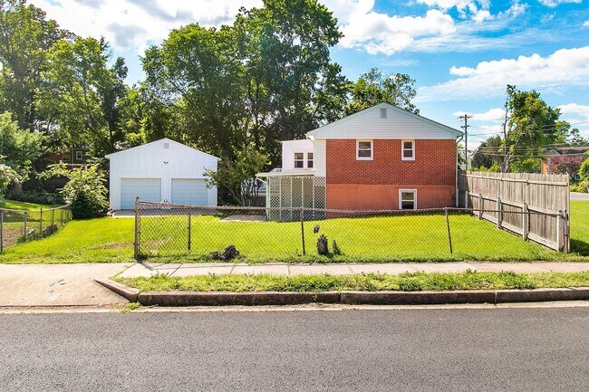 Building Photo - 9802 Lomond Dr