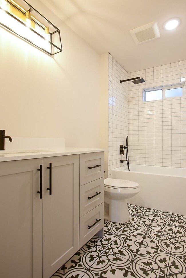 Building Photo - Beautiful 4 bedroom home in Ballard