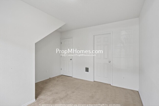 Building Photo - Spacious Three Bedroom Townhome in the Heart of Beaverton!