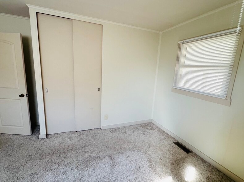 Building Photo - 2251 Vale Dr