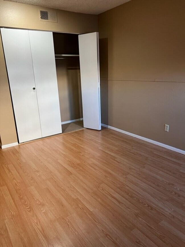 Building Photo - Two bedroom Condo on Westside!! 1 MONTH FREE