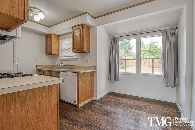 Building Photo - Single-Level 2 Bedroom Home with A/C & Large Backyard
