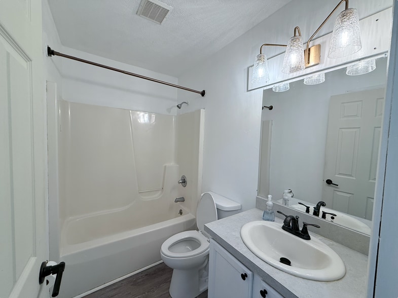 Building Photo - 5840 Monticello Dr