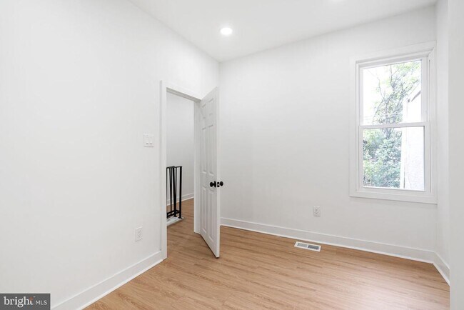 Building Photo - 2117 S Alden St