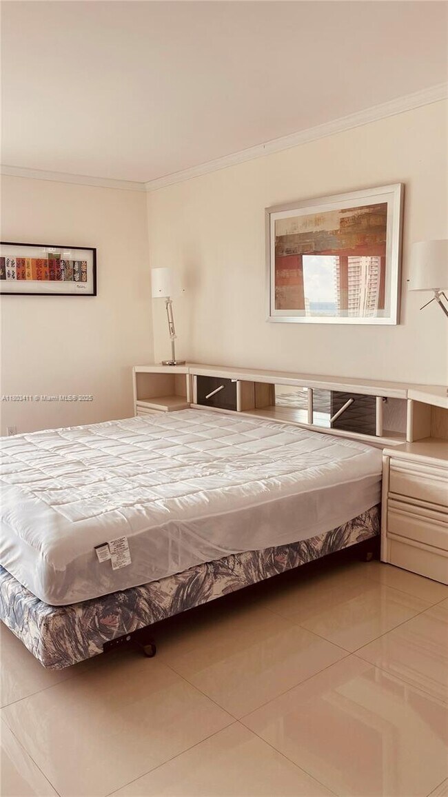 Building Photo - 3675 N Country Club Dr