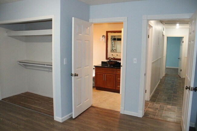 Building Photo - 135 Poinsettia Ave