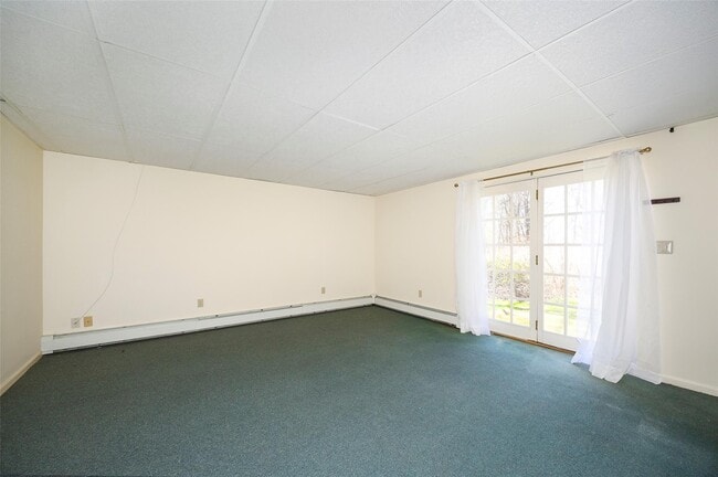 Building Photo - 10 Vanessa Ln