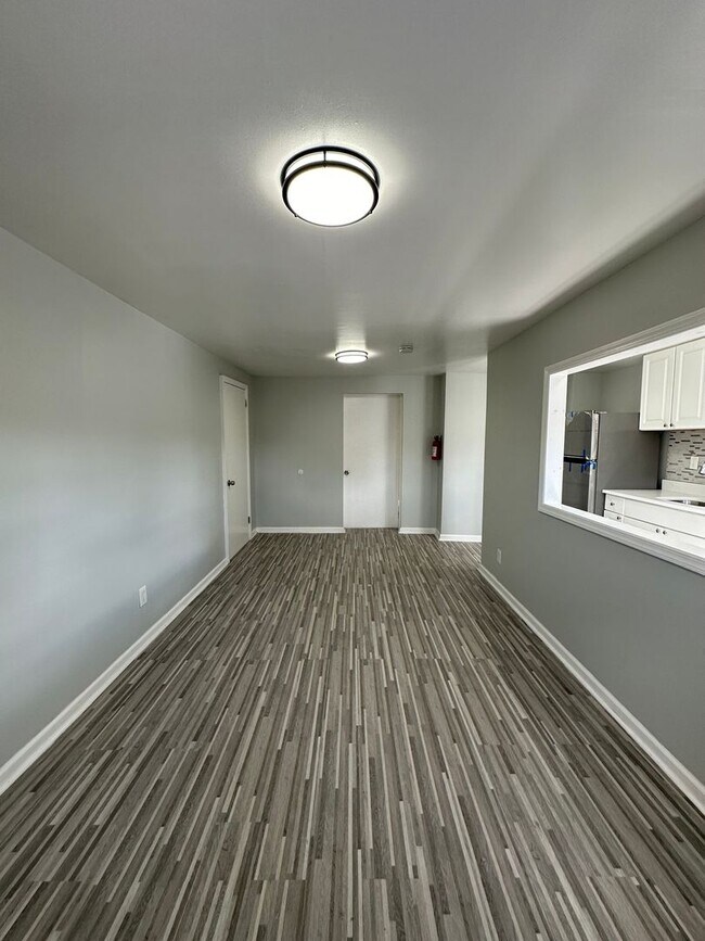 Interior Photo - 380 Somerset St