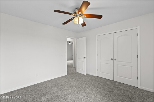 Building Photo - 207 Riverstone Ct