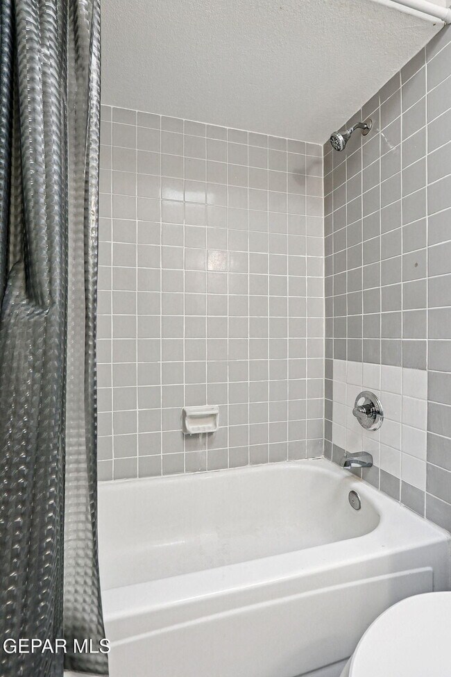 Building Photo - 724 Martha Gale Dr