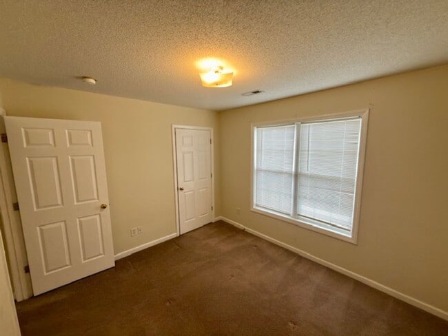 Building Photo - Two bedroom, 1.5 townhouse in Graham (Park Place Apts)