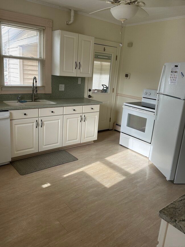 Building Photo - 421 Main St