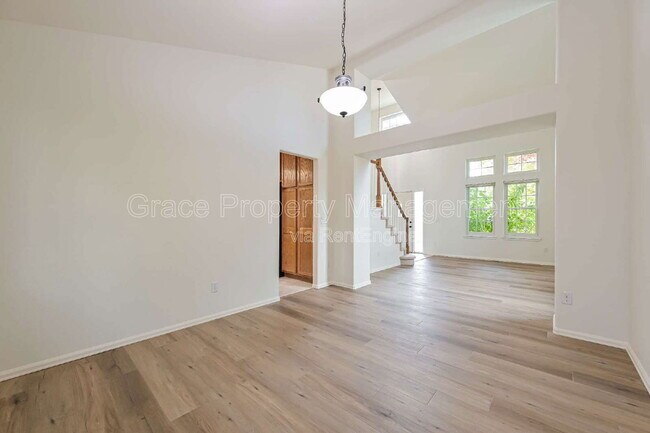 Building Photo - 10376 Dunsford Dr