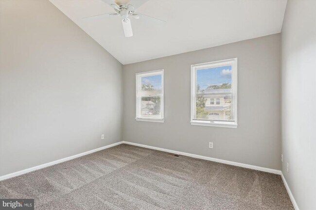Building Photo - 404 Fairlea Dr