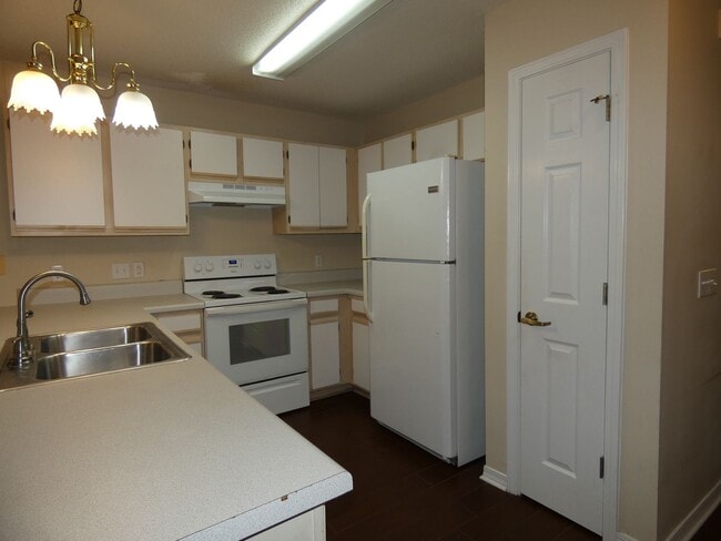 Building Photo - Adorable 2 Bedroom Convenient To Everything