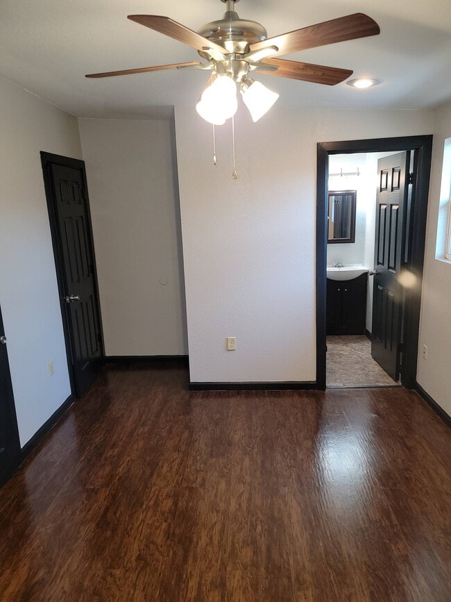 Building Photo - 1104 Bloomfield Dr