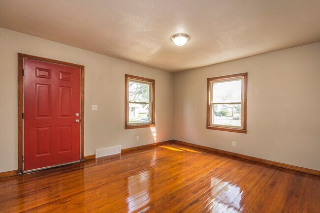 Building Photo - Cozy 2 Bedroom House