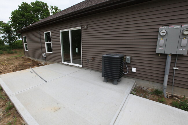 Building Photo - 3 Bedroom, 2 Bathroom Townhouse in Savanna...