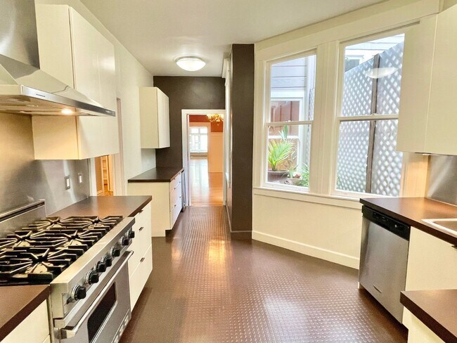Building Photo - Lower Pacific Heights 2BR/2BA Condo With Bonus Room! Deck! Yard! Garage!  PROGRESSIVE