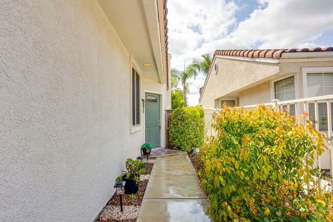 Building Photo - Gorgeous Single story home - walking dista...