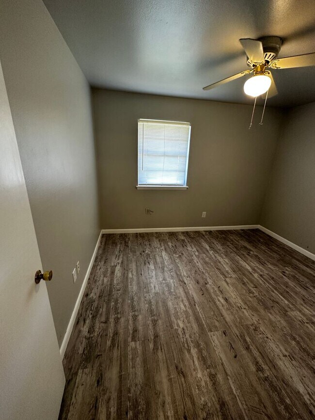 Building Photo - Great 3 bd/1.5 ba Home - Lots of Built-in Storage