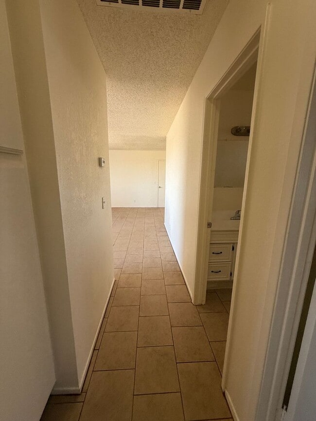 Building Photo - Hesperia Duplex-Spacious 2 Bedrooms, 1 Bathroom, New Interior Paint