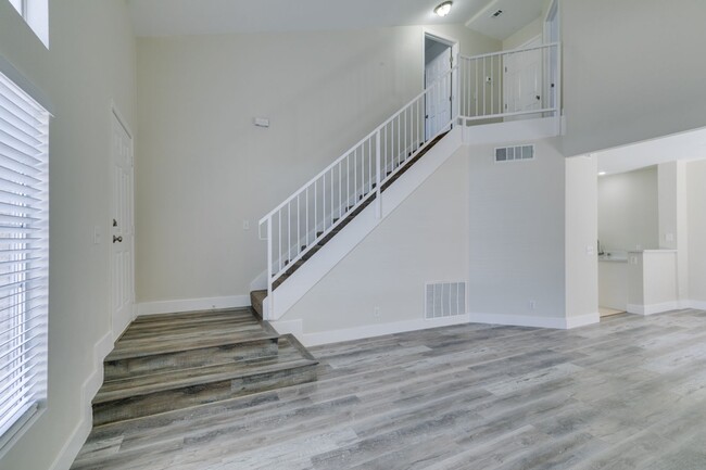 Building Photo - Stylish 2-Bedroom Townhome in Henderson!