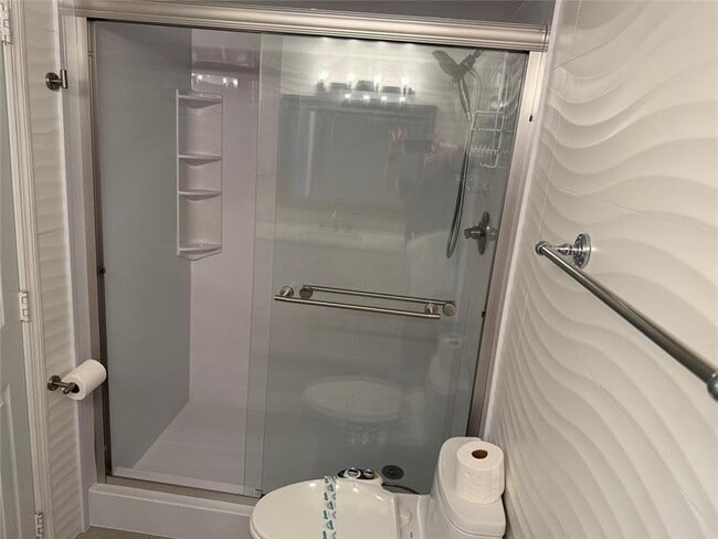 Building Photo - 1319 E Hillsboro Blvd