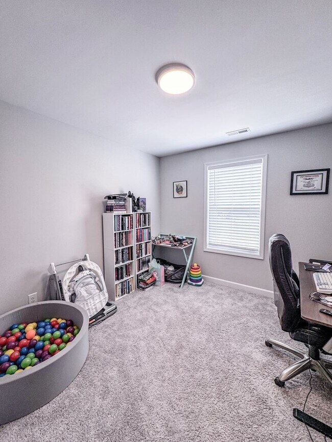 Building Photo - Stunning 4 Bed Home with Fenced Backyard