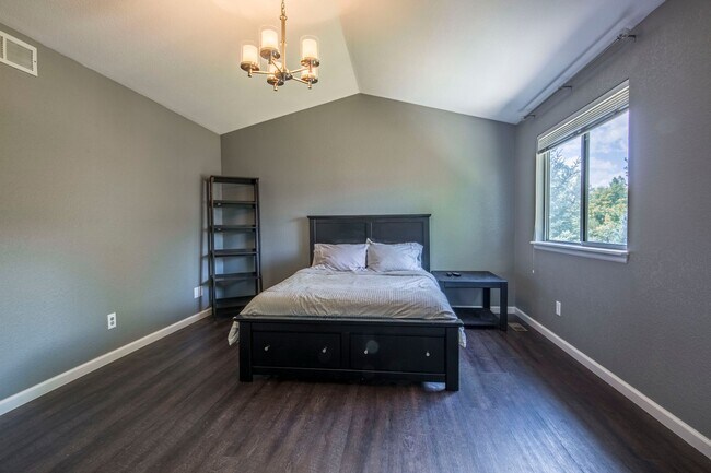 Building Photo - Immaculate 4B/3B in Superior - Available July 5th