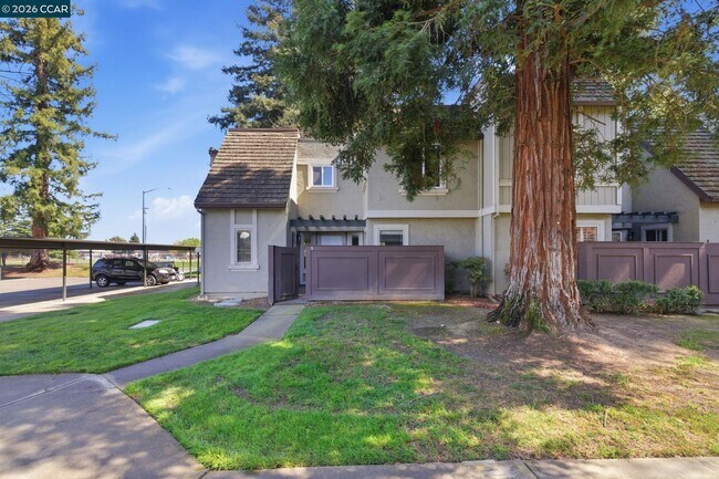 Building Photo - 102 Luna Grande Cir