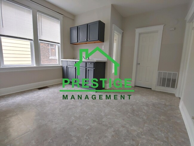 Building Photo - 2 Bedroom Apartment In East Chicago