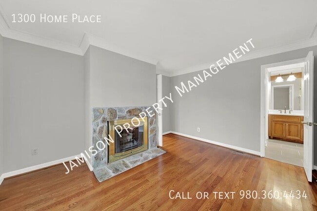 Building Photo - 1300 Home Pl