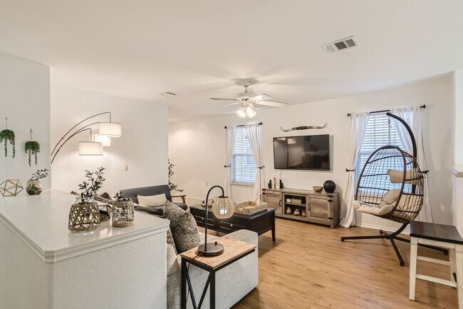 Building Photo - Fully Furnished 3 Bedroom near Greenbelt in Southeast Austin- Easy Access to 35!