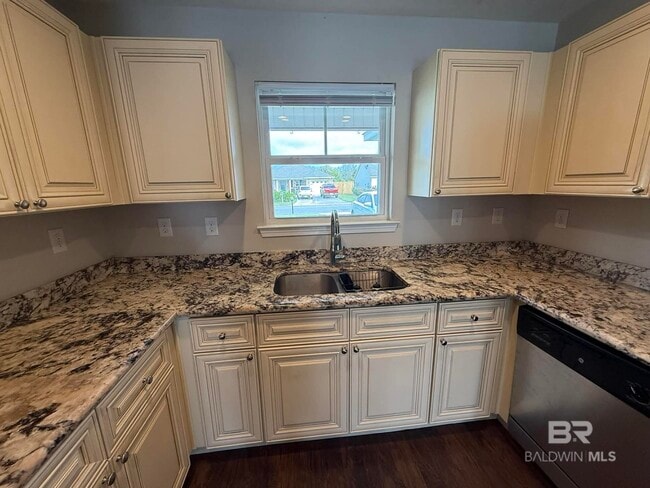 Building Photo - 912 Sentinel Cir