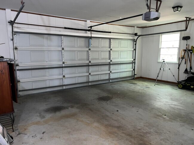 Building Photo - 910 Wildwood Rd