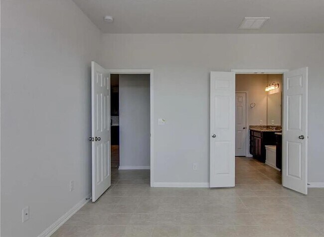 Building Photo - 240 La Escalera Dr