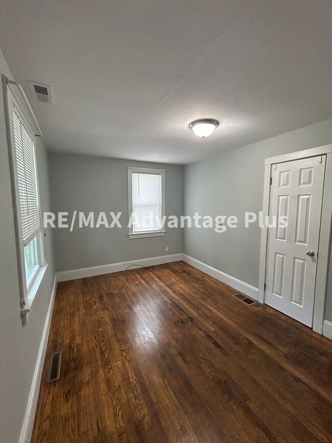 Building Photo - 3-Bedroom Home in Town of Blackstone!