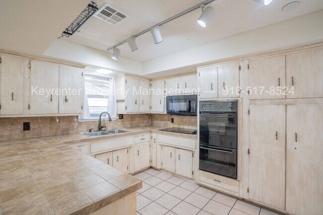 Building Photo - 3 Bed | 2 Bath in South Tulsa!