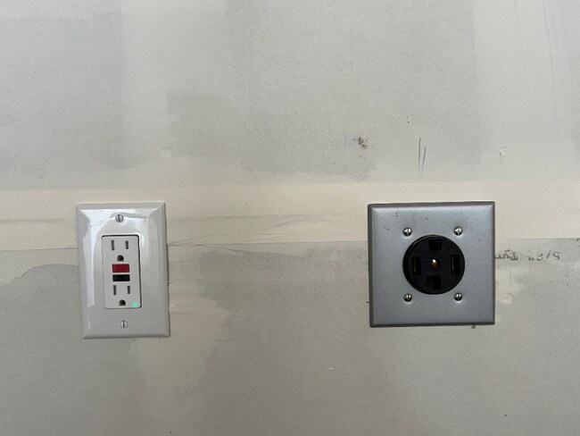 Building Photo - 927 W Coral Charm Wy