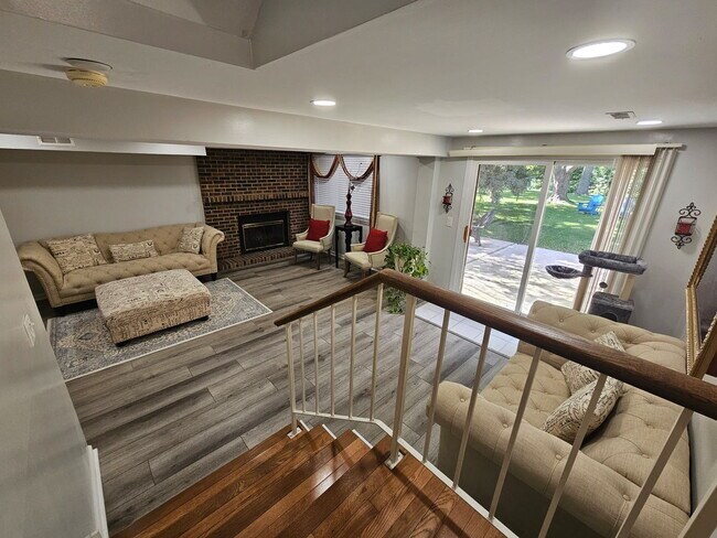Building Photo - 23W434 Greenbriar Dr