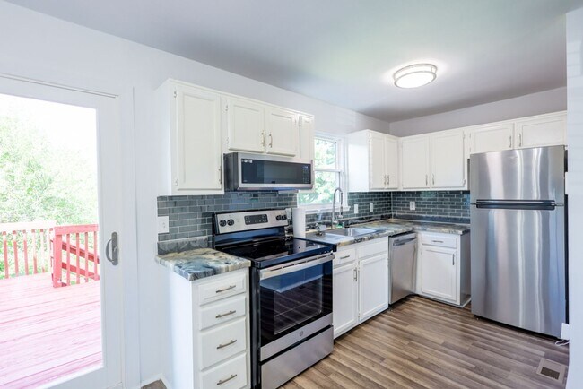 Building Photo - Amazing 3 BR/1.5 BA Townhome in Landover!