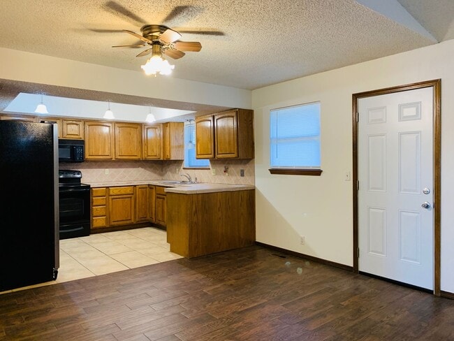 Building Photo - 3 Bed | 2 Bath | 2 Car Garage - Duplex - UNDER $1000 per month - Putnam City Schools