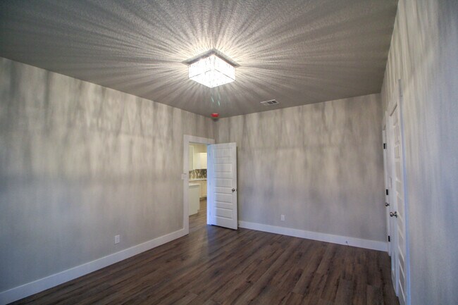 Building Photo - Historic 3/2 Adorable Remodel in Dignowity...