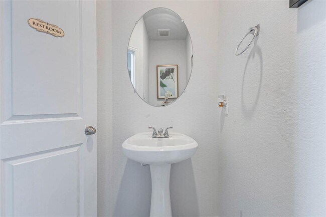 Building Photo - 15231 White Moss Dr