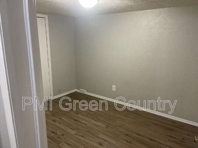 Building Photo - 405 S Maple St