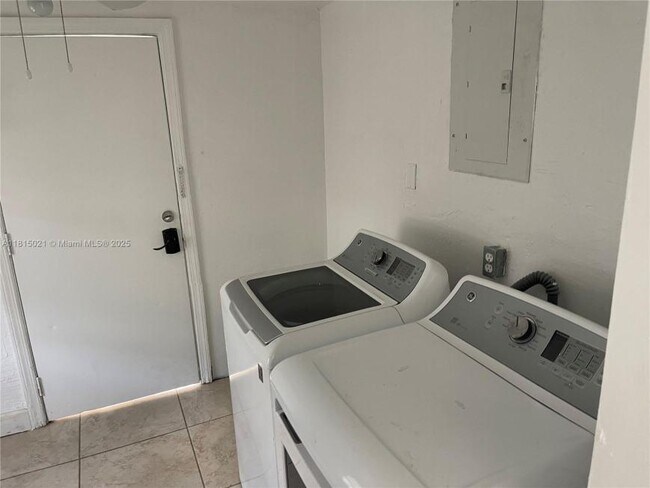 Building Photo - 2 bedroom in North Miami Beach FL 33160